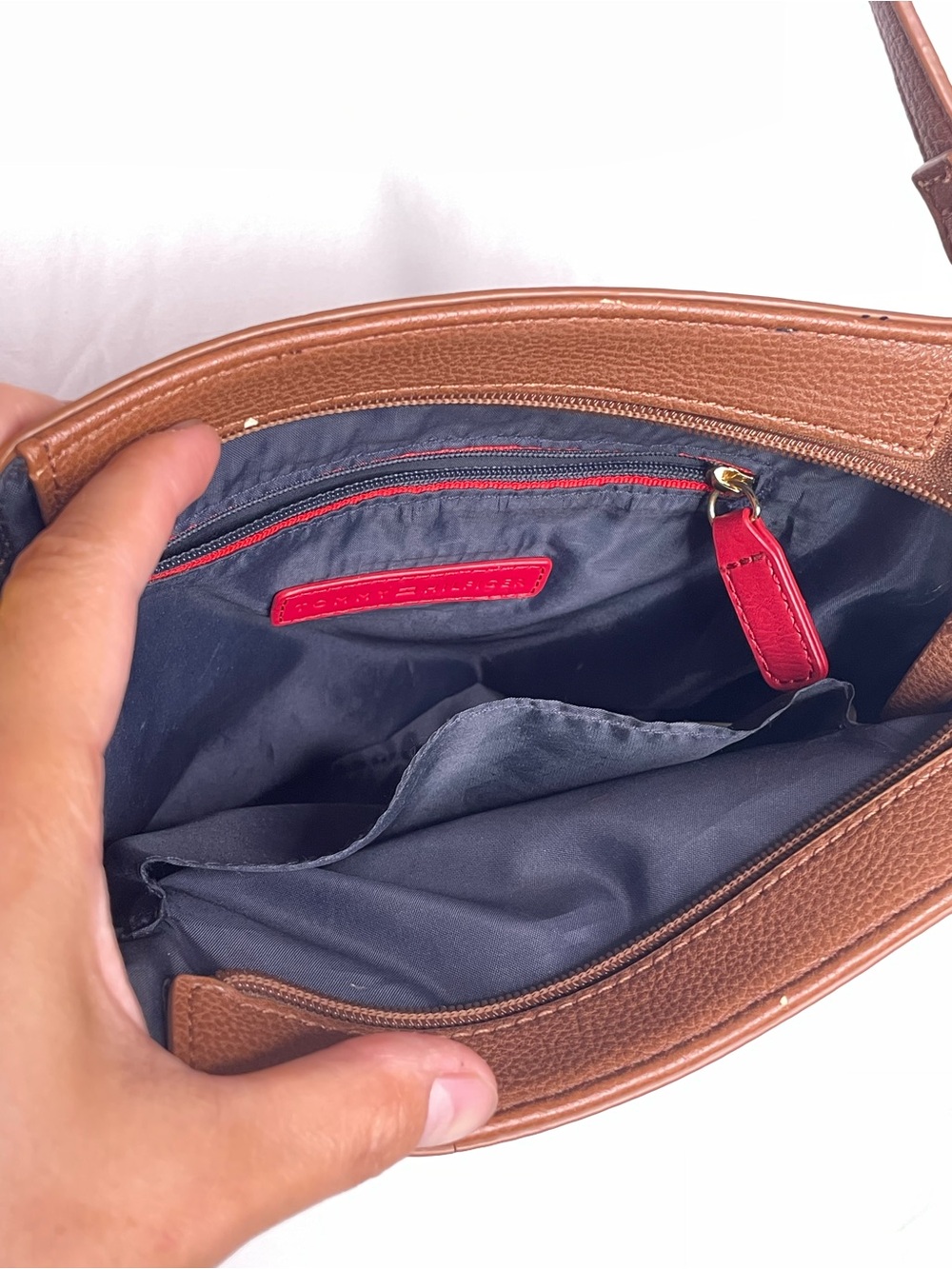 authentic Tommy Hilfiger Antonella II Crossbody Bag - Picture 3 of 5